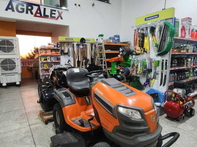 Trator e área de produtos